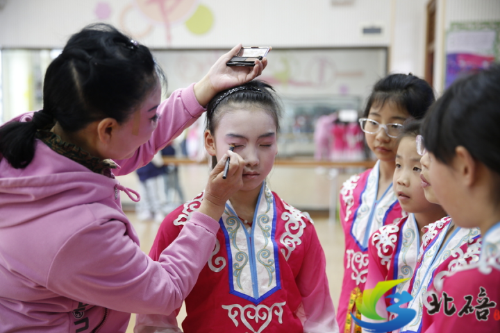 2024年3月19日，两江云顶小学地川剧社团延时课堂上，孩子们正在上妆等待表演.jpg